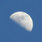 Почему луну видно днём